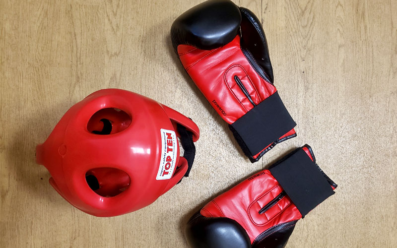 casque et gants de boxe