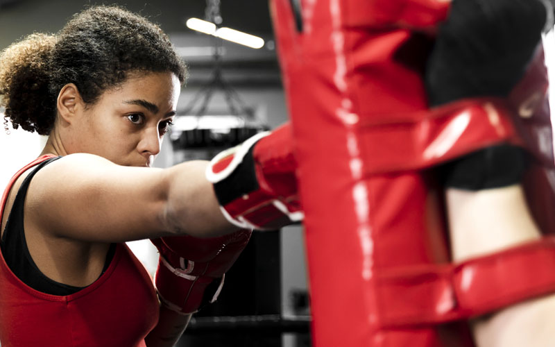 femme à l'entraînement de boxe au cercle boxing club du Plessis Robinson